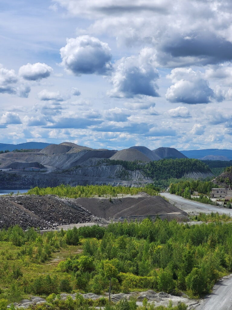 Paysage minier et haldes de la région de Thetford Mines.